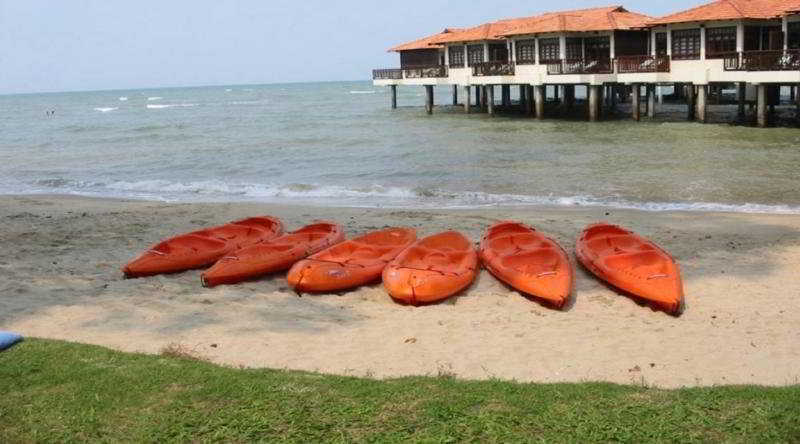 Avillion Port Dickson Ξενοδοχείο Εξωτερικό φωτογραφία Kayaks at the beach